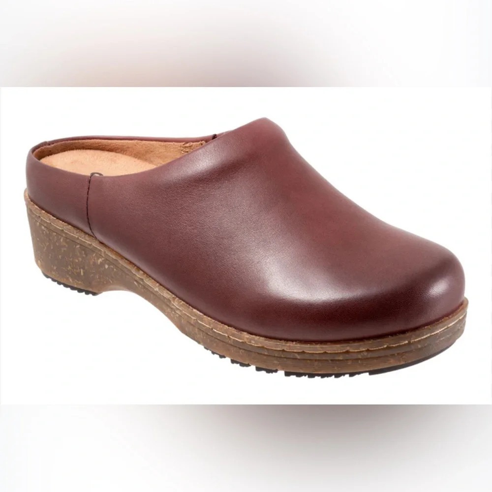 Softwalk Arvada classic mule on a chunky rubber sole size 8M preowned.